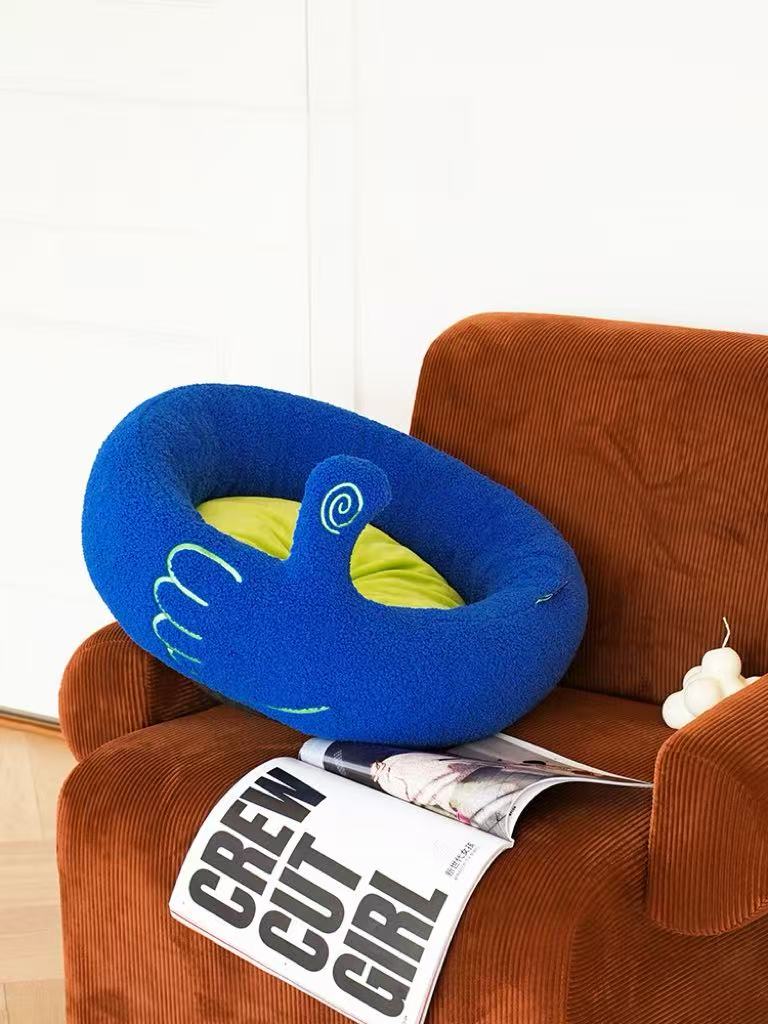 Zeze Hand Gesture Cat Bed – Soft Fleece Pet Nest with Playful Hand Design