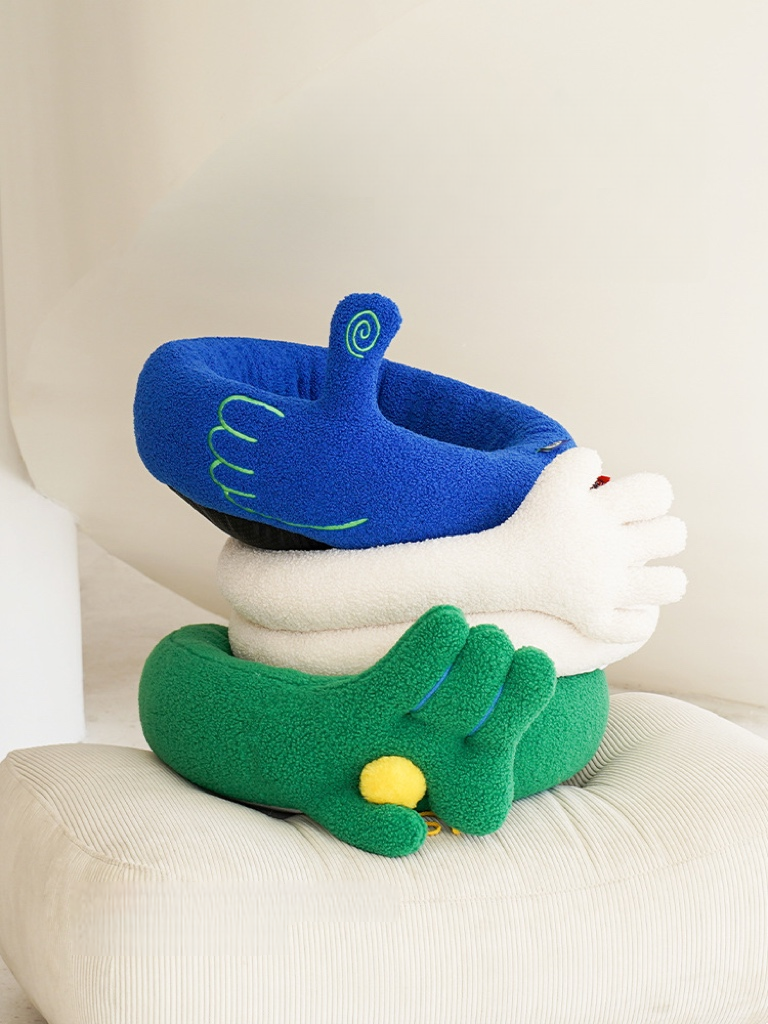 Zeze Hand Gesture Cat Bed – Soft Fleece Pet Nest with Playful Hand Design